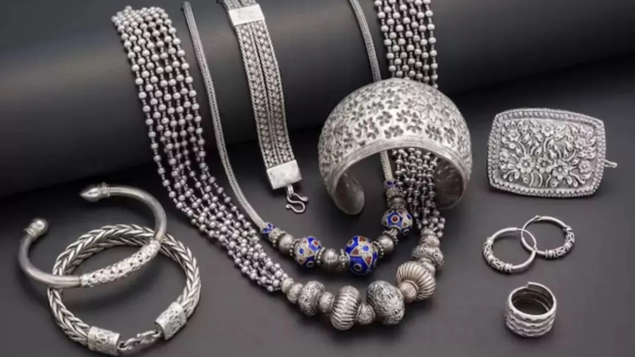 Read more about the article Silver Rate Today: लगातार तीसरे दिन धड़ाम से गिरी चांदी, एक ही झटके में 16 हजार कम हुई कीमत