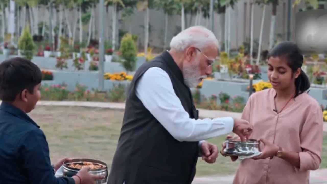 You are currently viewing परीक्षा पे चर्चा 2026: पीएम मोदी ने चखा छत्तीसगढ़ की ठेठरी-खुरमी का स्वाद, खुश होकर छात्रों से पूछ ली रेसिपी