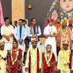 महाशिवरात्रि पर बागेश्वर धाम में 305 जोड़ों का सामूहिक ब्राह्म विवाह: सातवें आयोजन में 9 देशों के राजदूत मौजूद, 30-30 जोड़ों को मंच पर बुलाकर हुई वरमाला