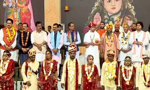 Read more about the article महाशिवरात्रि पर बागेश्वर धाम में 305 जोड़ों का सामूहिक ब्राह्म विवाह: सातवें आयोजन में 9 देशों के राजदूत मौजूद, 30-30 जोड़ों को मंच पर बुलाकर हुई वरमाला