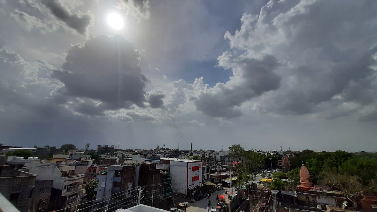 Read more about the article MP Weather Update: एमपी में बादल छाने से बढ़ी गर्मी, 2 डिग्री तक बढ़ा टेम्प्रेचर, जानिए आपके शहर का हाल