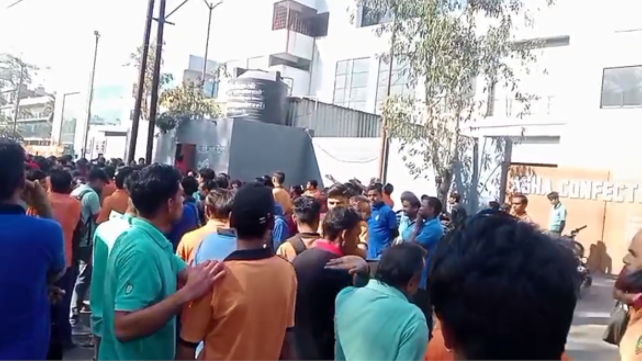 You are currently viewing Indore News: फैक्ट्री आशा कंफेक्शनरी ने कर्मचारियों ने की हड़ताल, शोषण का आरोप लगाते हुए रखी ये मांगें