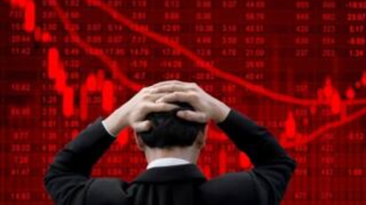शेयर बाजार में हाहाकार! सेंसेक्स में 1700 और निफ्टी में 500 अंकों से ज्यादा की गिरावट, क्यों स्टॉक मार्केट हुआ धड़ाम?