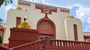 Read more about the article MP High Court: साइबर फ्रॉड मामलों पर एमपी हाई कोर्ट का बड़ा फैसला, पूरे खाते को फ्रीज नहीं कर सकते बैंक