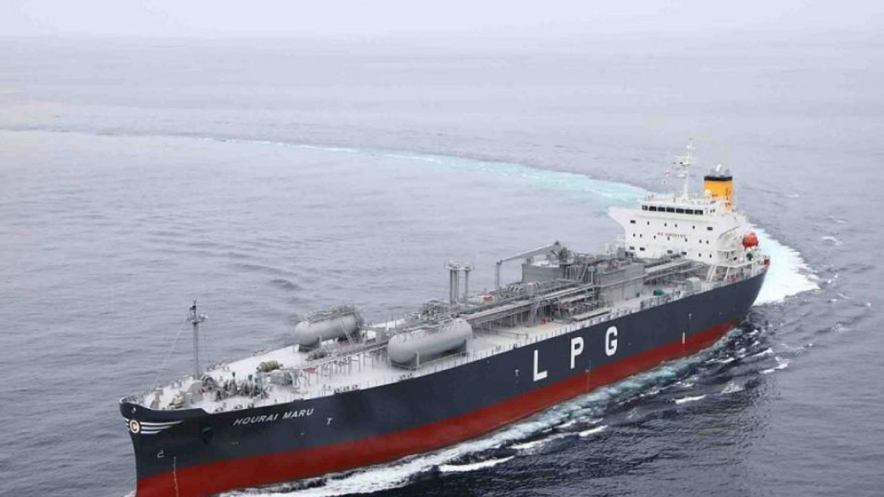 LPG Crisis के बीच अच्छी खबर! स्ट्रेट ऑफ हॉर्मूज को पार करने वाले हैं तिरंगे वाले 2 गैस टैंकर