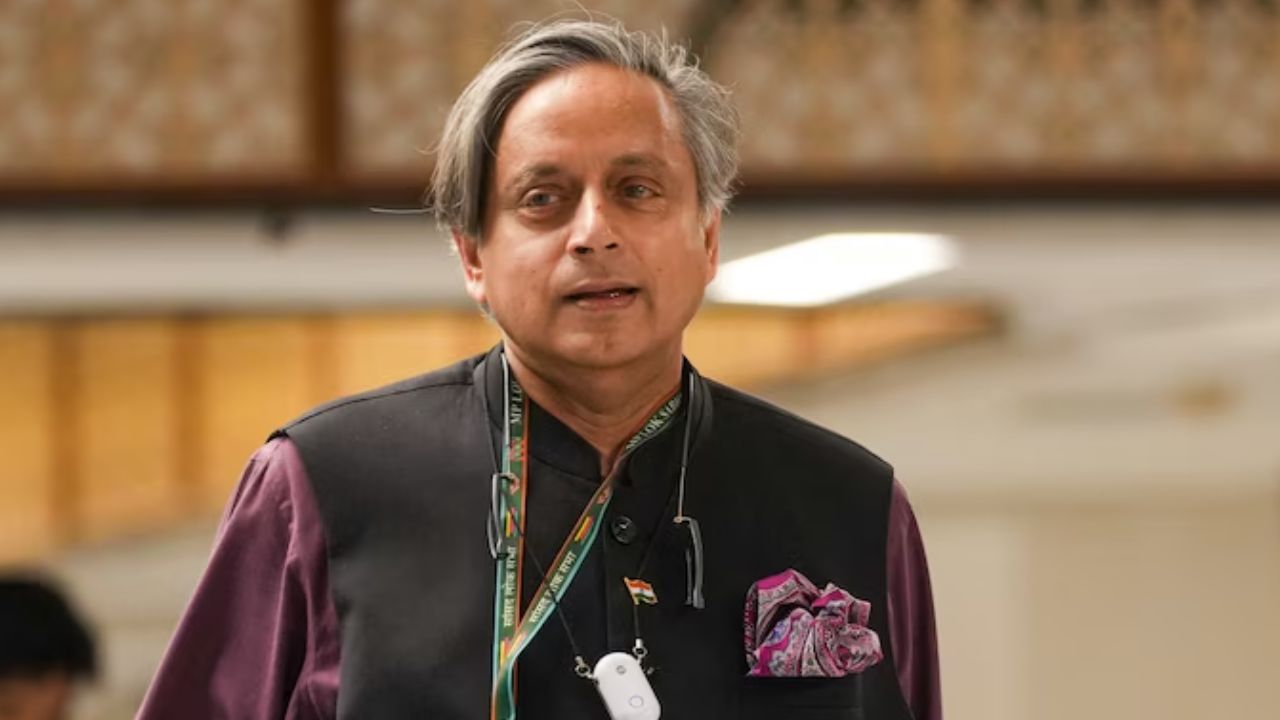 Read more about the article केरलम में चुनाव प्रचार के दौरान शशि थरूर के काफिले पर हमला, गनमैन को पीटा