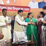 बुरहानपुर दौरे पर CM मोहन यादव: ऑडिटोरियम में उद्योगपतियों से किया संवाद, कहा – निमाड़ में होगी इन्वेस्टर्स समिट; मंच पर कार्यकर्ताओं को खिलाई झालमुड़ी