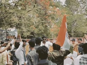 Read more about the article उज्जैन में DAVS कार्यकर्ताओं का प्रदर्शन: CM निवास मार्च पर रोक, सड़क पर बैठकर किया विरोध