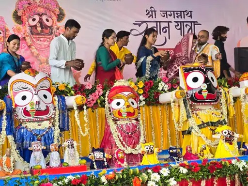 जगन्नाथ स्नान यात्रा संपन्न: पंचामृत और पवित्र नदियों के जल से हुआ अभिषेक, अब 15 दिन अनवसर में रहेंगे भगवान