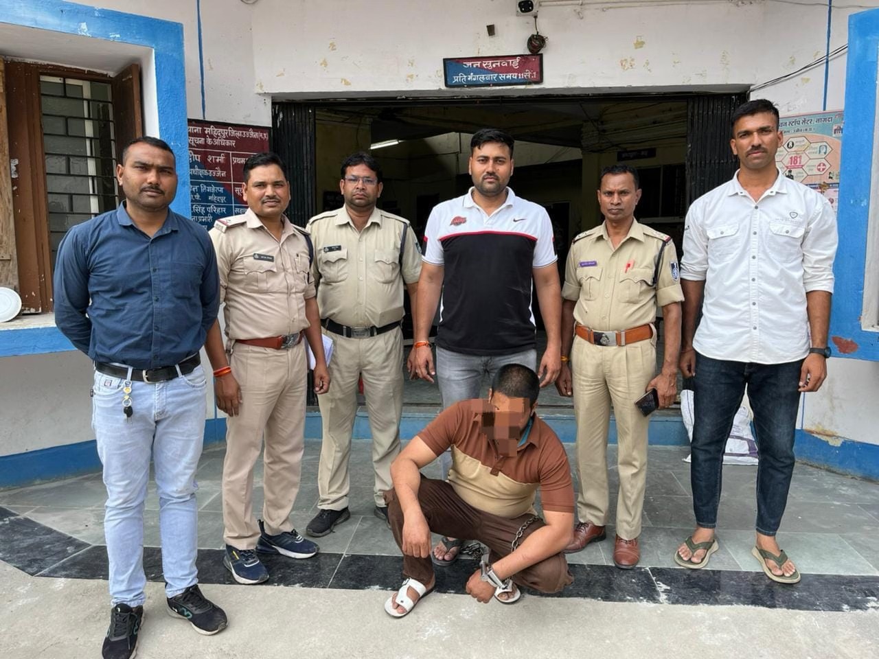 You are currently viewing उज्जैन महिदपुर पुलिस की बड़ी सफलता: 4 माह से फरार निगरानी बदमाश गिरफ्तार, 10 लीटर कच्ची महुआ शराब जब्त