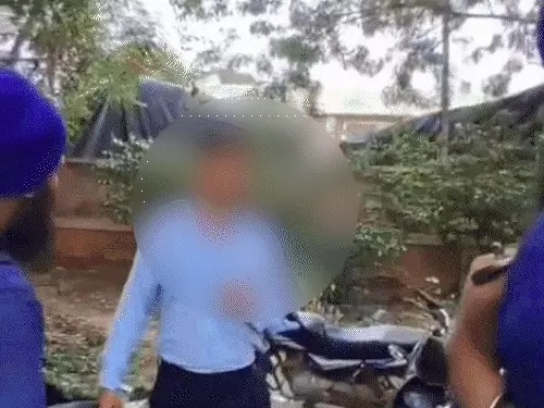You are currently viewing बठिंडा में युवक से माफी मंगवाकर की गई मारपीट: निहंगों का VIDEO वायरल, पुलिस जांच का इंतजार