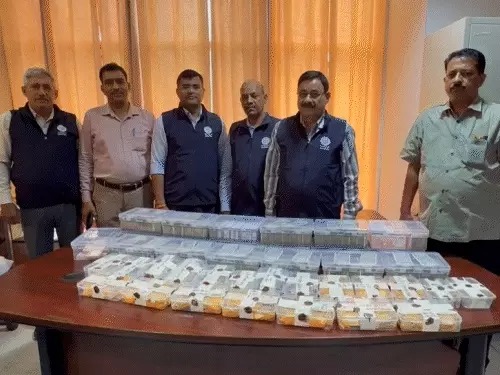 Read more about the article यूपी में रिटायर्ड ARTO की करोड़ों की संपत्ति का खुलासा: विजिलेंस छापे में 13 किलो सोना, 9 किलो चांदी और 1.62 करोड़ नकद बरामद