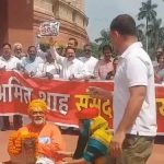 राम मंदिर चढ़ावा चोरी के मुद्दे पर संसद में विपक्ष का अनोखा प्रदर्शन, पप्पू यादव पुजारी के वेश में पहुंचे और राहुल गांधी ने दानपेटी में चढ़ावा डाला