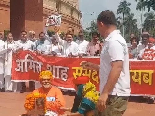 Read more about the article राम मंदिर चढ़ावा चोरी के मुद्दे पर संसद में विपक्ष का अनोखा प्रदर्शन, पप्पू यादव पुजारी के वेश में पहुंचे और राहुल गांधी ने दानपेटी में चढ़ावा डाला