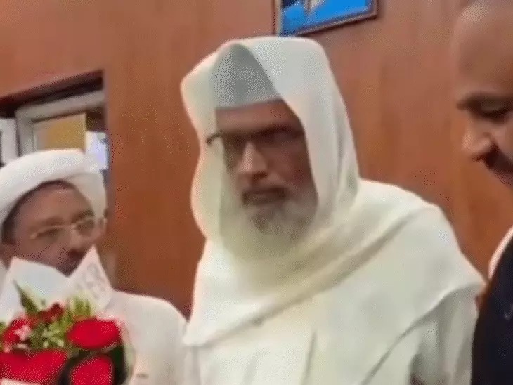 You are currently viewing वक्फ बोर्ड में गैर-मुस्लिम सदस्यों की नियुक्ति पर बढ़ा विवाद: भोपाल के निकाह काजी ने छोड़े सभी पद, फैसले पर जताई कड़ी आपत्ति