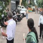इंदौर में मंत्री कैलाश विजयवर्गीय के आवास के बाहर दंपती का विरोध प्रदर्शन, पुलिस ने हिरासत में लेकर थाने पहुंचाया