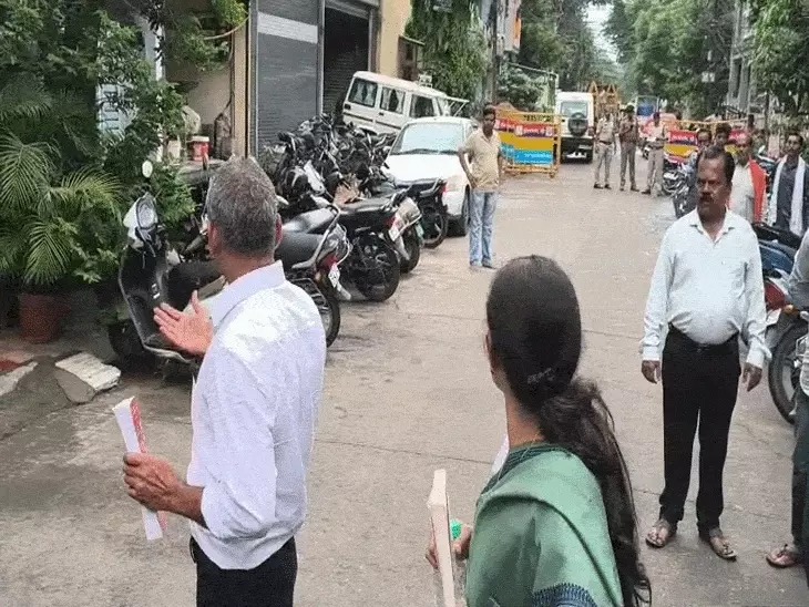 इंदौर में मंत्री कैलाश विजयवर्गीय के आवास के बाहर दंपती का विरोध प्रदर्शन, पुलिस ने हिरासत में लेकर थाने पहुंचाया