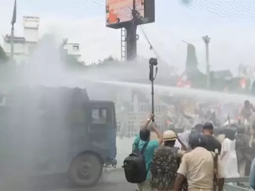 Read more about the article बिहार में छात्रों के समर्थन में RJD का बड़ा प्रदर्शन, तेजस्वी यादव हिरासत में; वाटर कैनन से रोका मार्च