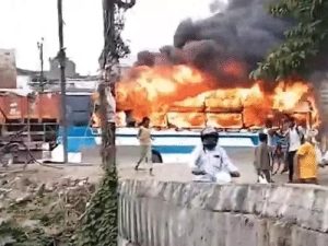 Read more about the article युवक की मौत से भड़का आक्रोश, वाहनों में लगाई आग, ट्रैफिक चौकी भी फूंकी