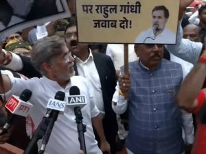 Read more about the article संसद परिसर में NDA-कांग्रेस आमने-सामने: छात्रों के मुद्दे पर घमासान, हंगामे के बीच दोनों सदनों की कार्यवाही स्थगित