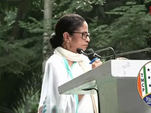 You are currently viewing TMCP कार्यक्रम को लेकर ममता बनर्जी के खिलाफ केस दर्ज, तय समय से ज्यादा कार्यक्रम चलाने का आरोप