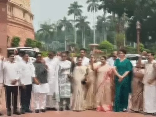 You are currently viewing संसद में हंगामा जारी, दोनों सदनों की कार्यवाही 2 बजे तक स्थगित