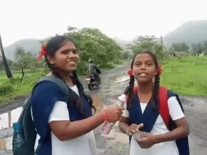 Read more about the article छाते को माइक बनाकर छात्राओं ने दिखाई बदहाल सड़क, वीडियो वायरल होते ही भरवाए गए गड्ढे