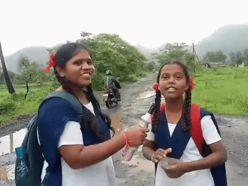 You are currently viewing छाते को माइक बनाकर छात्राओं ने दिखाई बदहाल सड़क, वीडियो वायरल होते ही भरवाए गए गड्ढे